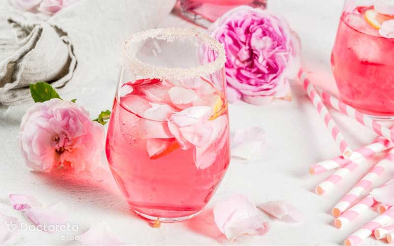 بطری گلاب شامل مایع بدست آمده از تقطیر گلبرگ‌ها است.